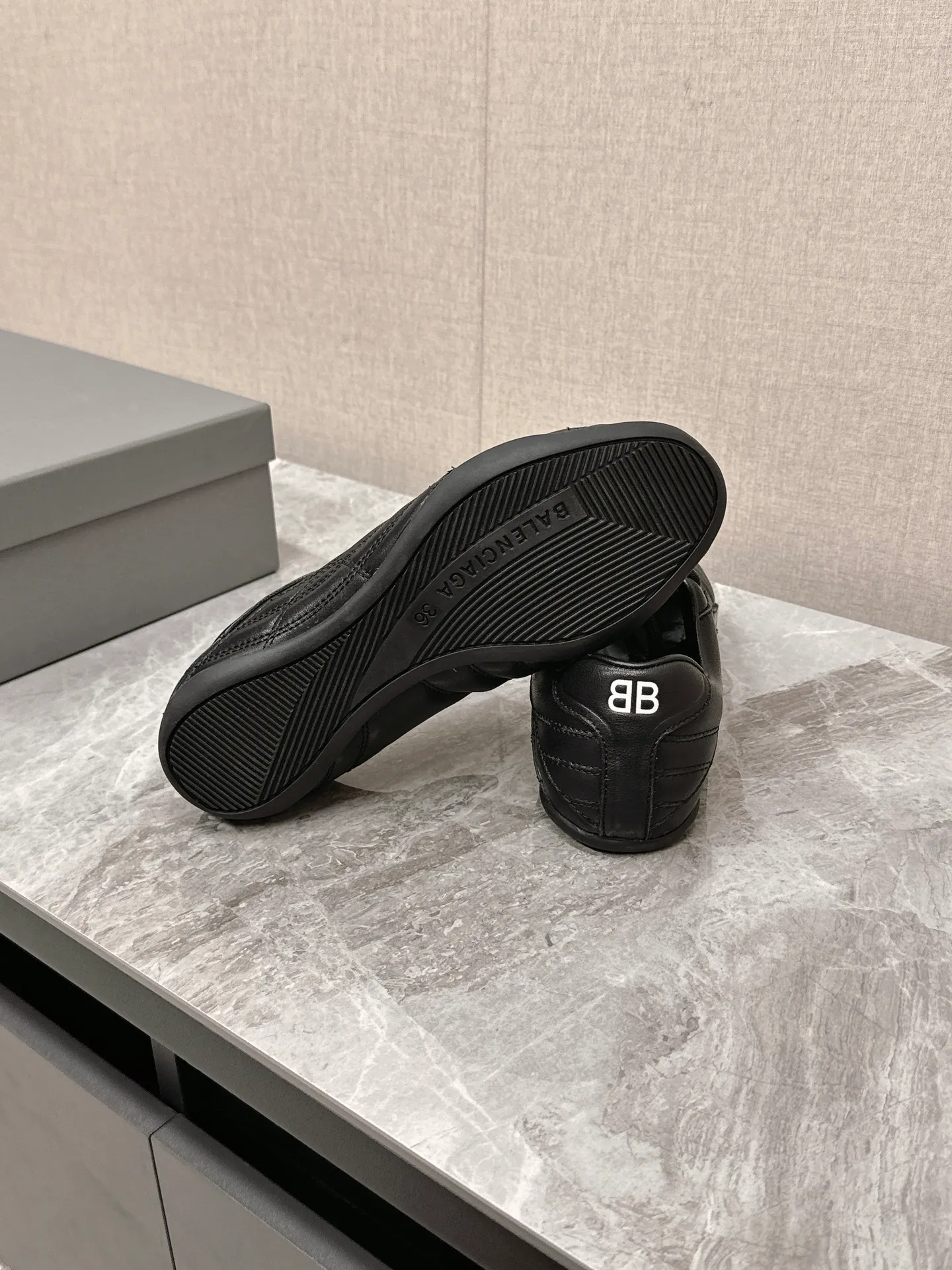 💰560 Balenciaga plaid baseball shoes casual shoes. Original purchase, development and production. Balenciaga's latest hidden tennis shoes with soft rhombus pattern. Soft calfskin matching and classic double logo are full of retro feel. It is the most versatile black and white color. This year, a casual shoe for girls. The sole design is super soft. Comes with exquisite packaging at the counter. 🛍📦 ▪️ Fabric: Original customized calfskin plaid ▪️ Lining: Imported custom cowhide lining ▪️ Sole: Original molded rubber outsole ▪️ Size: Women's 35-40